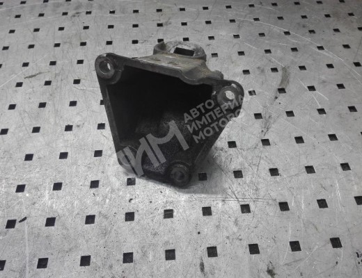 Кронштейн двигателя Audi 80 B4 (8C) 1991-1995  Audi 80 80 B4 (8C) 1991-1995