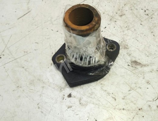 Фланец (тройник) системы охлаждения Volkswagen Passat B4 (3A) 1993-1997  Volkswagen Passat Passat B4 (3A) 1993-1997