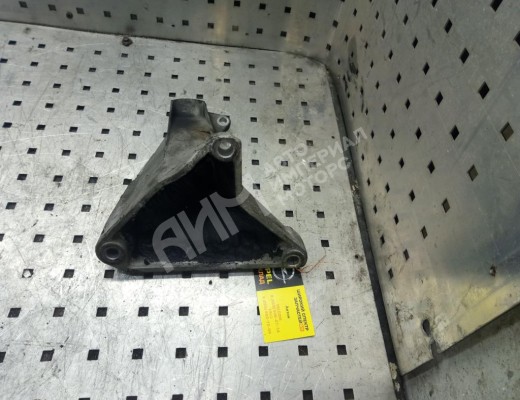 Кронштейн двигателя Volkswagen Passat B5+ (3B) 2000-2005 рестайлинг  Volkswagen Passat Passat B5+ (3B) 2000-2005 рестайлинг
