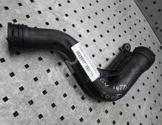 Патрубок интеркулера Volkswagen Caddy III (2K) 2004-2010  Volkswagen Caddy Caddy III (2K) 2004-2010