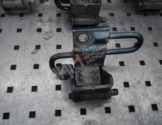 Петля двери передней левой Volkswagen Caddy III (2K) 2004-2010  Volkswagen Caddy Caddy III (2K) 2004-2010