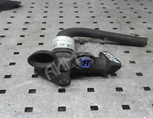 Фланец (тройник) системы охлаждения Volkswagen Passat B5 (3B) 1996-2000  Volkswagen Passat Passat B5 (3B) 1996-2000