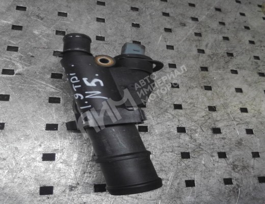 Фланец (тройник) системы охлаждения Volkswagen Transporter T5 (7H) 2003-2015  Volkswagen Transporter Transporter T5 (7H) 2003-2015