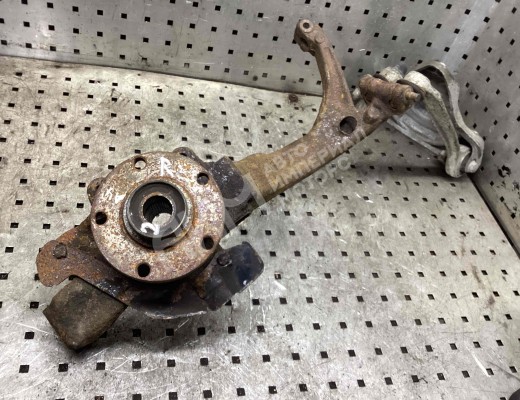 Кулак поворотный правый  Audi A4 B5 (8D) 1994-1999