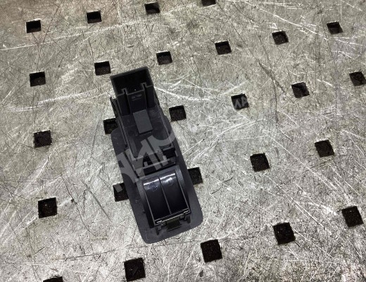 Кнопка открытия лючка топливного бака Volkswagen Golf+ V (5M) 2005-2014  Volkswagen Golf Plus Golf+ V (5M) 2005-2014