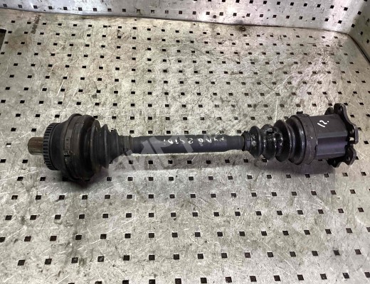 Полуось передняя левая (приводной вал, ШРУС) Audi A4 B6 (8EC, 8E5) 2000-2004  Audi A4 A4 B6 (8EC, 8E5) 2000-2004