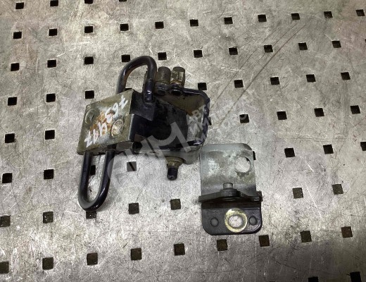 Петля двери передней левой Audi A6 C5 (4B) 1997-2001  Audi A6 A6 C5 (4B) 1997-2001