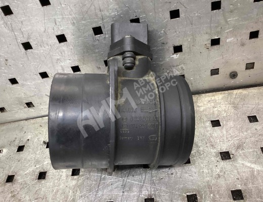 Расходомер воздуха Volkswagen Passat B5+ (3B) 2000-2005 рестайлинг  Volkswagen Passat Passat B5+ (3B) 2000-2005 рестайлинг