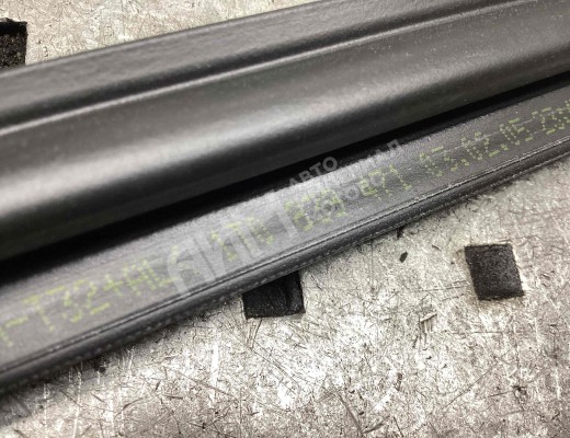Молдинг стекла двери задней левой внутренний Volkswagen Touran I (1T) 2003-2006  Volkswagen Touran Touran I (1T) 2003-2006
