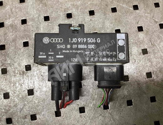 Реле вентилятора Seat Ibiza II (6K) 1993-2002  Seat Ibiza Ibiza II (6K) 1993-2002