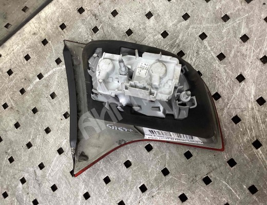 Фонарь крышки багажника правый Audi A4 B7 (8EC, 8ED) 2004-2008  Audi A4 A4 B7 (8EC, 8ED) 2004-2008
