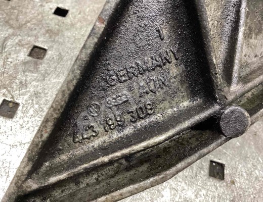 Кронштейн двигателя Audi 100 C3 1982-1991  Audi 100 100 C3 1982-1991
