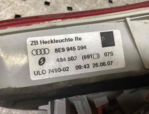 Фонарь крышки багажника правый Audi A4 B7 (8EC, 8ED) 2004-2008  Audi A4 A4 B7 (8EC, 8ED) 2004-2008