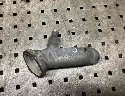 Фланец (тройник) системы охлаждения Toyota Avensis I (T220) 1997-2003  Toyota Avensis Avensis I (T220) 1997-2003