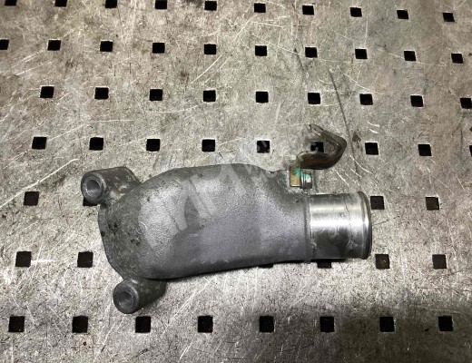 Фланец (тройник) системы охлаждения Toyota Avensis I (T220) 1997-2003  Toyota Avensis Avensis I (T220) 1997-2003