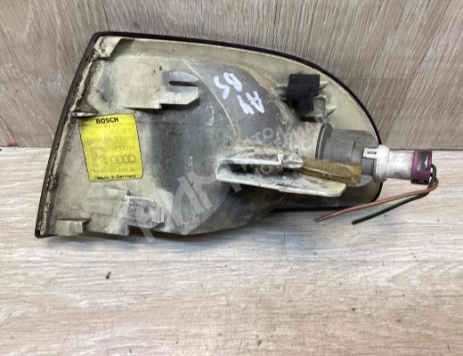 Поворотник правый Audi A4 B5 (8D) 1994-1999  Audi A4 A4 B5 (8D) 1994-1999