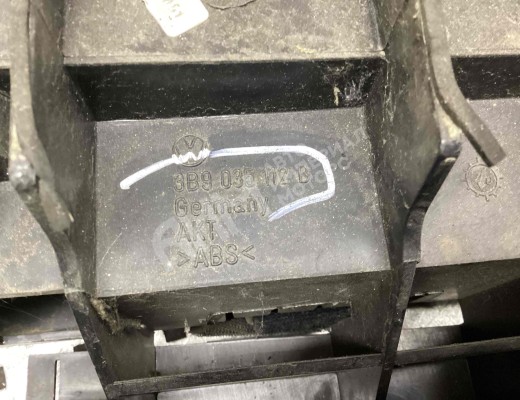 Кронштейн салона Volkswagen Passat B5+ (3B) 2000-2005 рестайлинг  Volkswagen Passat Passat B5+ (3B) 2000-2005 рестайлинг
