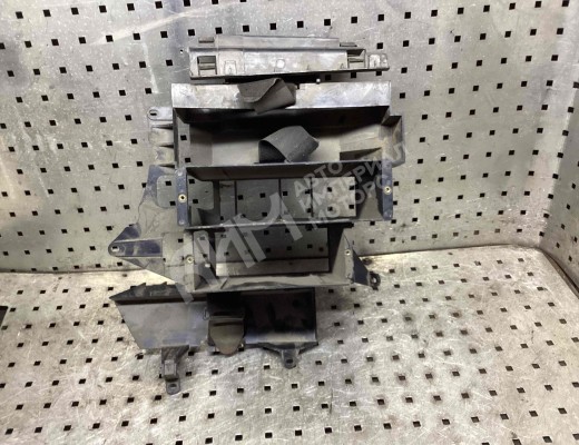 Кронштейн салона Volkswagen Passat B5+ (3B) 2000-2005 рестайлинг  Volkswagen Passat Passat B5+ (3B) 2000-2005 рестайлинг