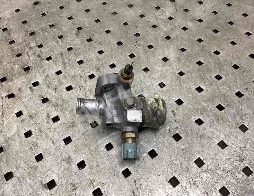 Фланец (тройник) системы охлаждения Nissan Primera II (P11) 1996-2002  Nissan Primera Primera II (P11) 1996-2002