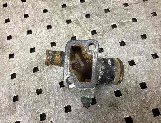 Фланец (тройник) системы охлаждения Nissan Sunny (Y10) 1990-2000  Nissan Sunny Sunny (Y10) 1990-2000