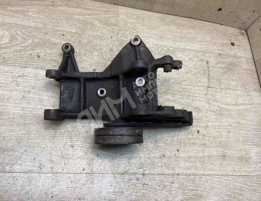 Кронштейн генератора Peugeot 806 1994-2002  Peugeot 806 806 1994-2002