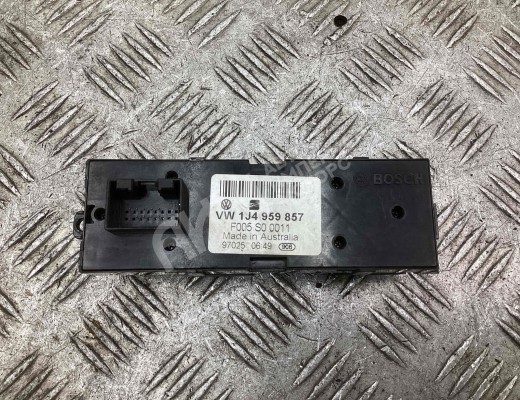 Блок управления стеклоподъемниками Volkswagen Passat B5 (3B) 1996-2000  Volkswagen Passat Passat B5 (3B) 1996-2000