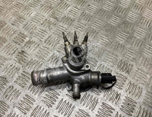 Фланец (тройник) системы охлаждения Volkswagen Bora (1J) 1998-2005  Volkswagen Bora Bora (1J) 1998-2005