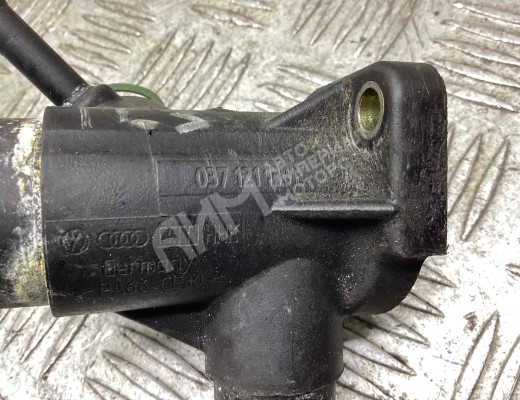Фланец (тройник) системы охлаждения Volkswagen Passat B3 1988-1993  Volkswagen Passat Passat B3 1988-1993