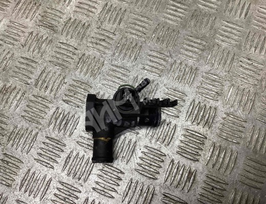 Фланец (тройник) системы охлаждения Volkswagen Passat B3 1988-1993  Volkswagen Passat Passat B3 1988-1993