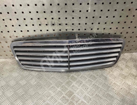Решетка радиатора Mercedes C (W203) 2000-2004  Mercedes C C (W203) 2000-2004