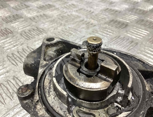 Насос вакуумный Audi A4 B6 (8EC, 8E5) 2000-2004  Audi A4 A4 B6 (8EC, 8E5) 2000-2004