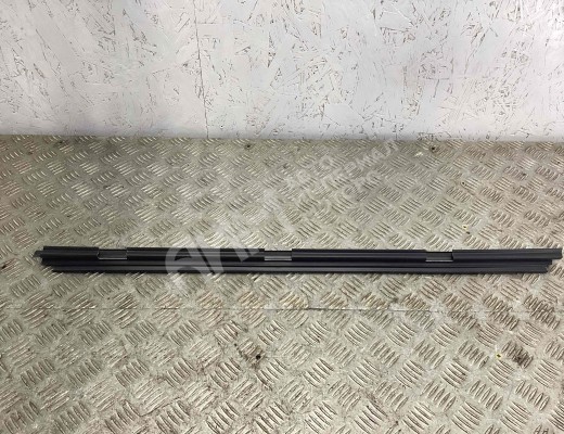 Молдинг стекла двери передней правой внутренний Volkswagen Passat B5+ (3B) 2000-2005 рестайлинг  Volkswagen Passat Passat B5+ (3B) 2000-2005 рестайлинг