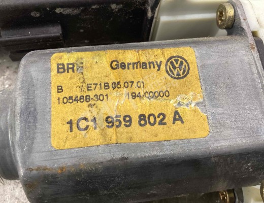 Моторчик стеклоподъемника передний правый Volkswagen Golf IV (1J) 1997-2004  Volkswagen Golf Golf IV (1J) 1997-2004