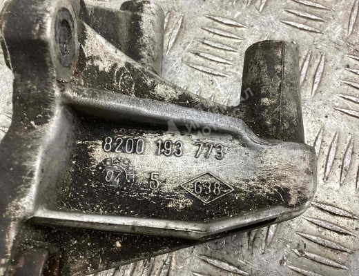 Кронштейн двигателя Renault Megane II 2002-2006  Renault Megane Megane II 2002-2006