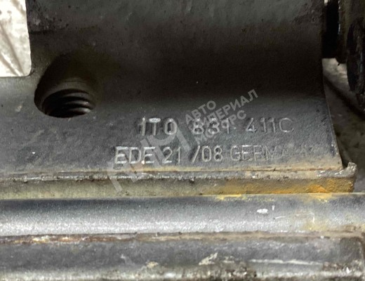 Петля двери передней левой Volkswagen Caddy III (2K) 2004-2010  Volkswagen Caddy Caddy III (2K) 2004-2010