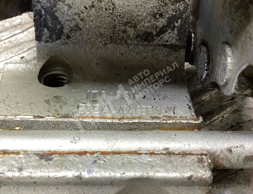 Петля двери передней левой Volkswagen Caddy III (2K) 2004-2010  Volkswagen Caddy Caddy III (2K) 2004-2010