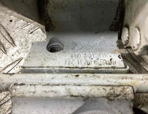 Петля двери передней левой Volkswagen Caddy III (2K) 2004-2010  Volkswagen Caddy Caddy III (2K) 2004-2010