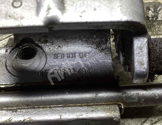Петля двери передней левой Audi A4 B7 (8EC, 8ED) 2004-2008  Audi A4 A4 B7 (8EC, 8ED) 2004-2008