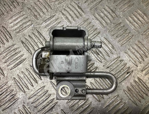Петля двери передней правой  Audi A4 B7 (8EC, 8ED) 2004-2008