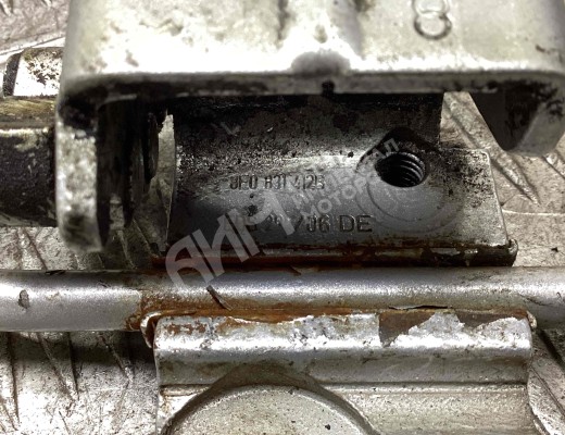Петля двери передней правой Audi A4 B7 (8EC, 8ED) 2004-2008  Audi A4 A4 B7 (8EC, 8ED) 2004-2008