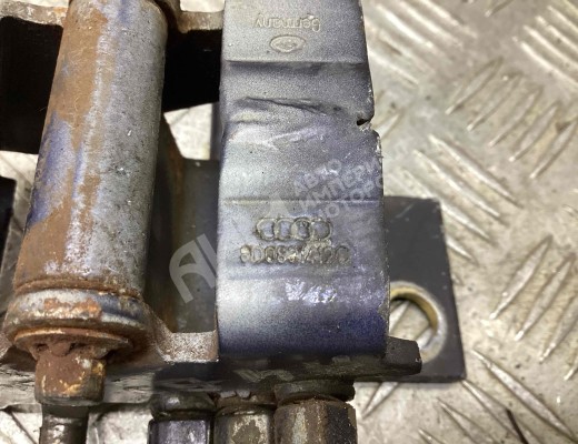 Петля двери передней правой Audi A4 B5 (8D) 1994-1999  Audi A4 A4 B5 (8D) 1994-1999