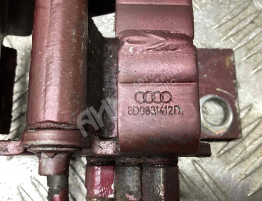 Петля двери передней правой Audi A4 B5 (8D) 1994-1999  Audi A4 A4 B5 (8D) 1994-1999