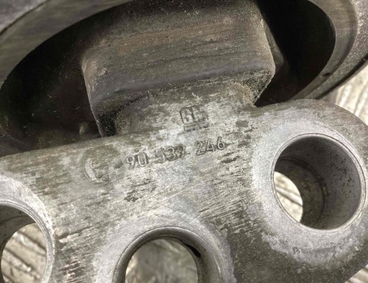 Подушка крепления двигателя Opel Astra H 2004-2007  Opel Astra Astra H 2004-2007