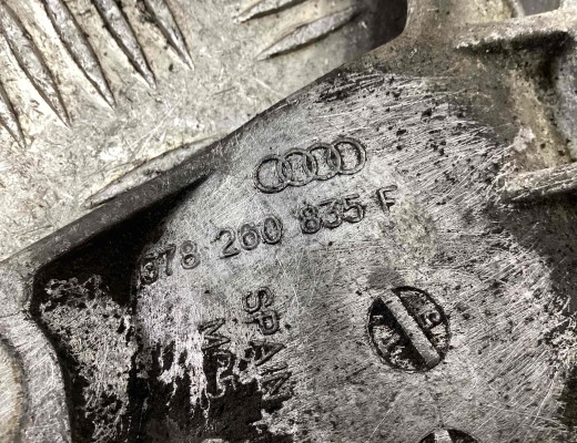 Кронштейн компрессора кондиционера Audi A6 C5 (4B) 2001-2004 рестайлинг  Audi A6 A6 C5 (4B) 2001-2004 рестайлинг