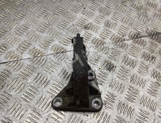 Кронштейн полуоси Renault Laguna II (X74) 2001-2005  Renault Laguna Laguna II (X74) 2001-2005