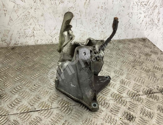 Кронштейн двигателя Volkswagen Passat B5 (3B) 1996-2000  Volkswagen Passat Passat B5 (3B) 1996-2000