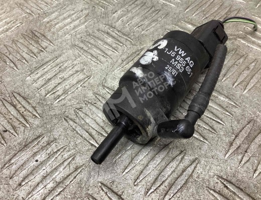 Насос (моторчик) омывателя стекла Audi A6 C5 (4B) 2001-2004 рестайлинг  Audi A6 A6 C5 (4B) 2001-2004 рестайлинг