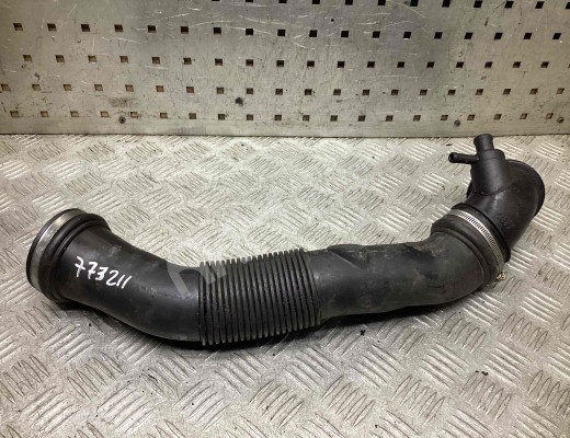 Патрубок воздушного фильтра Volkswagen Passat B5 (3B) 1996-2000  Volkswagen Passat Passat B5 (3B) 1996-2000