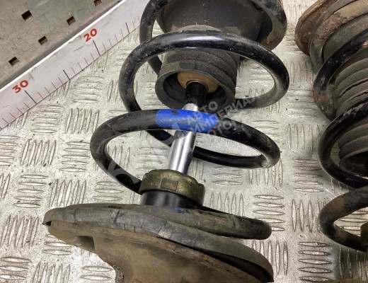 Стойка передняя правая Toyota Corolla (E120) 2001-2007  Toyota Corolla Corolla (E120) 2001-2007