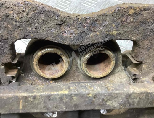 Суппорт передний правый Subaru Forester I (S10) 1997-2002  Subaru Forester Forester I (S10) 1997-2002